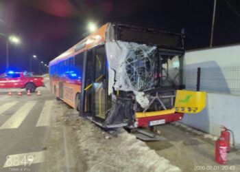Zderzenie autobusu z ciężarówką w Kielcach
