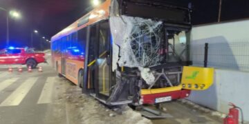 Zderzenie autobusu z ciężarówką w Kielcach