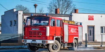Zamienili Stara na Jelcza. Strażacy z OSP Orzk z ‘nowym’ wozem