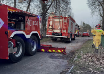 Przepust zapadł się pod wozem strażackim. Wezwano SGRT