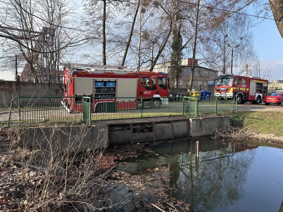 Przepust zapadł się pod wozem strażackim. Wezwano SGRT
