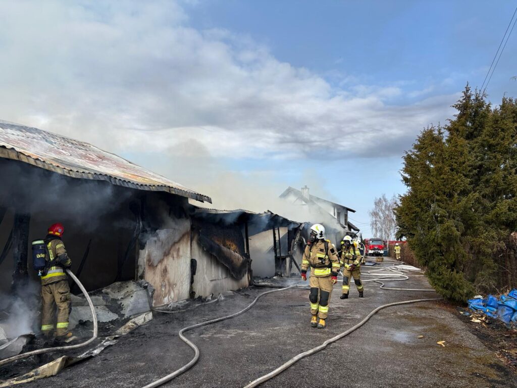 Pożar hali w Chełmnie. W środku pianka poliuretanowa