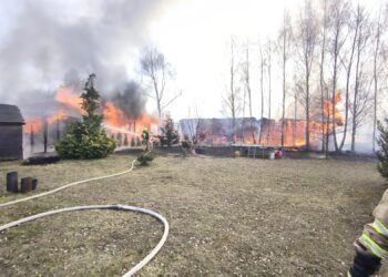 Pożar hali w Chełmnie. W środku pianka poliuretanowa