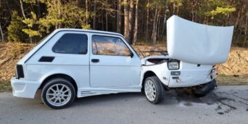 „Maluch” rozpadł się na dwie części. Są ranni