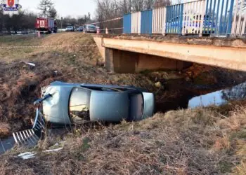 Audi wylądowało w rzece. Kierowa kompletnie pijany