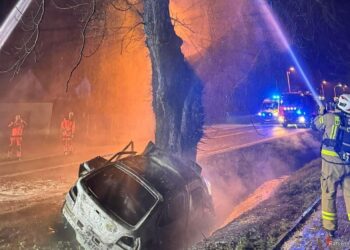 Osobówka spłonęła po uderzeniu w drzewo. Tragedia w Krakowie