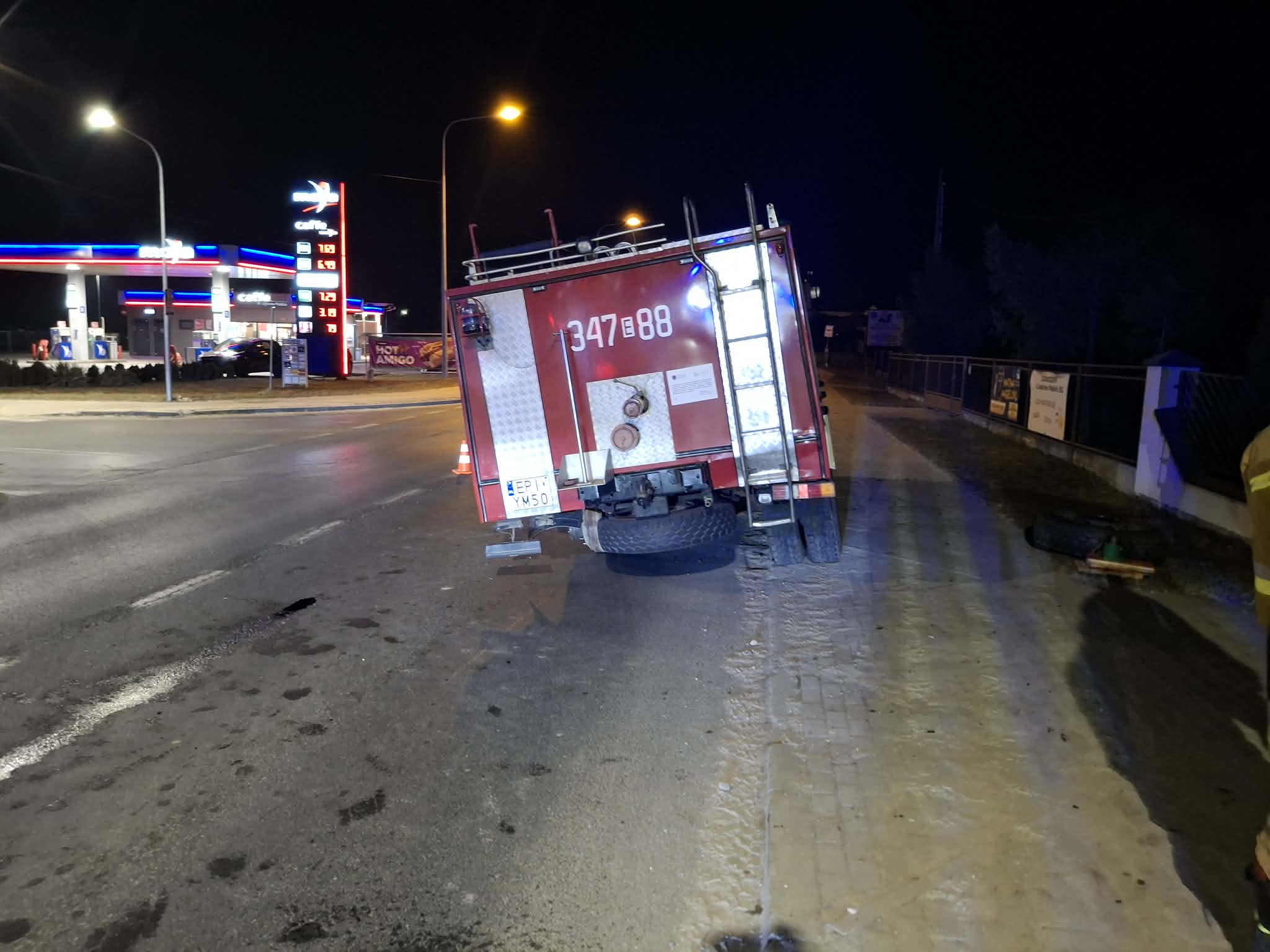 Z wozu strażackiego urwały się koła. W jedno uderzyła osobówka