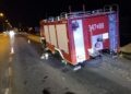 Z wozu strażackiego urwały się koła. W jedno uderzyła osobówka