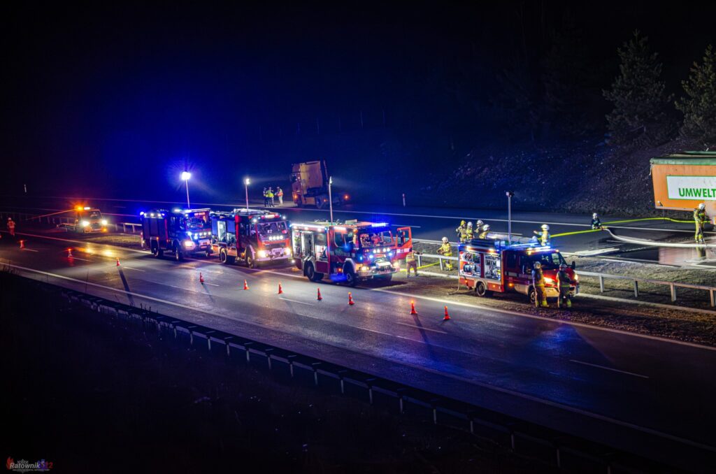Nocny pożar naczepy na autostradzie A4