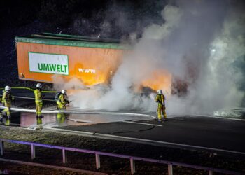 Nocny pożar naczepy na autostradzie A4