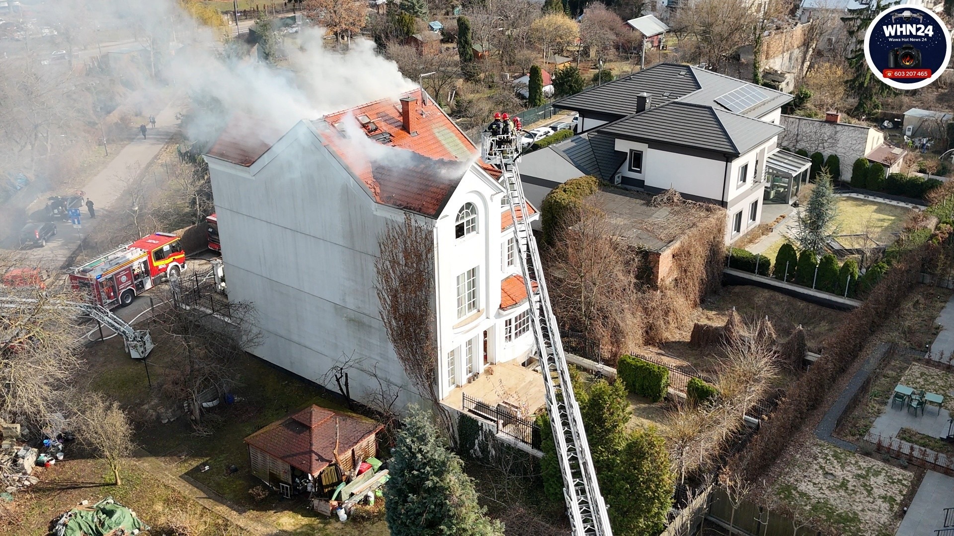 Warszawa. Ogień z traw przeniósł się na budynek
