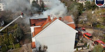 Warszawa. Ogień z traw przeniósł się na budynek