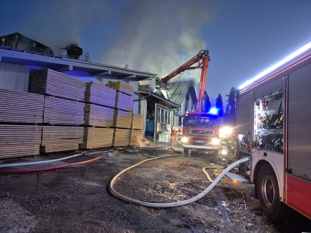 Pożar stolarni w Jabłonce. Na miejscu 13 zastępów