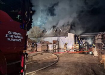 Pożar stolarni w Jabłonce. Na miejscu 13 zastępów