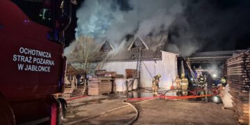 Pożar stolarni w Jabłonce. Na miejscu 13 zastępów