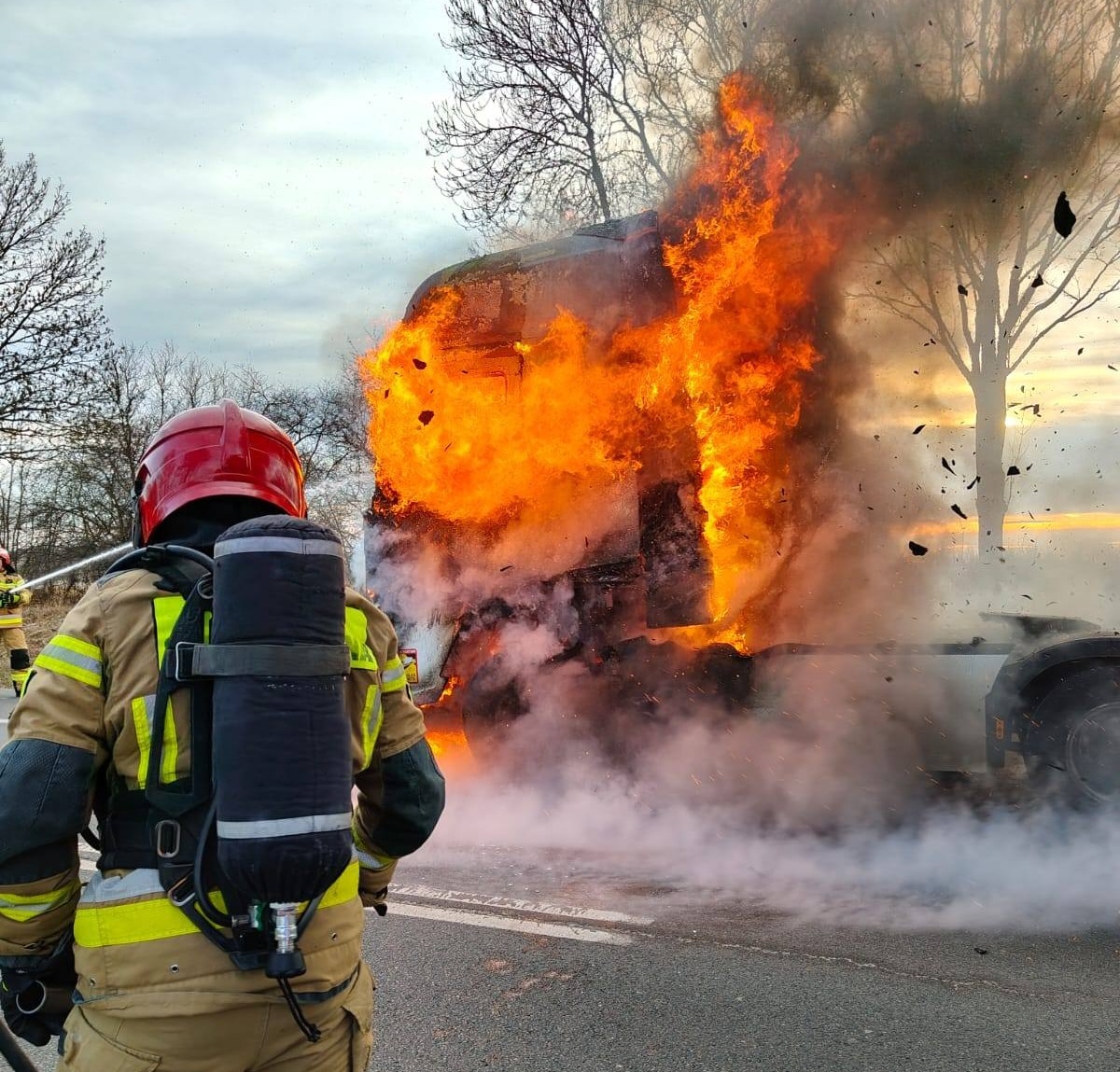 Pożar ciągnika siodłowego na drodze wojewódzkiej nr 119