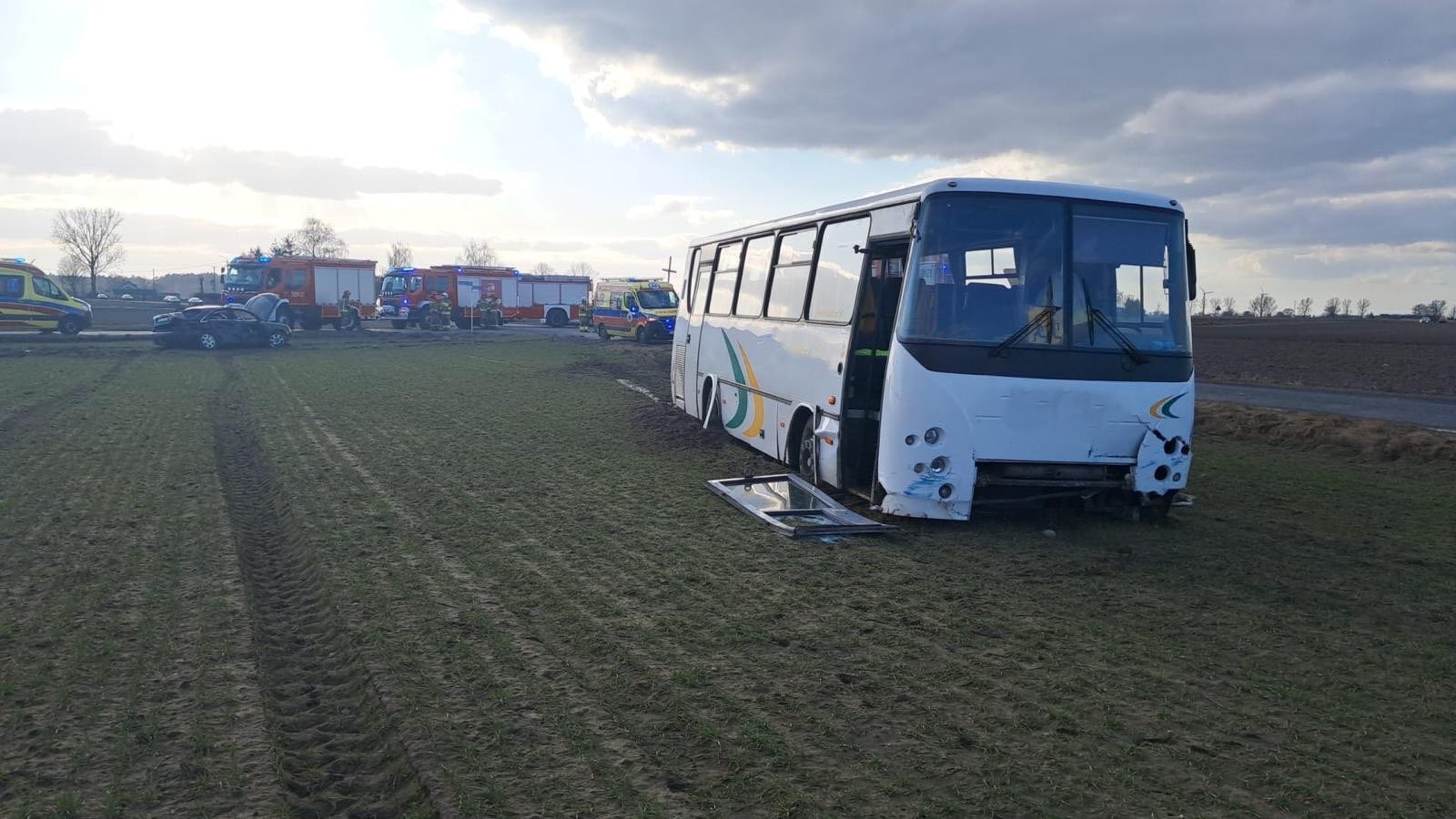 Wypadek na drodze powiatowej. Wezwano śmigłowce LPR