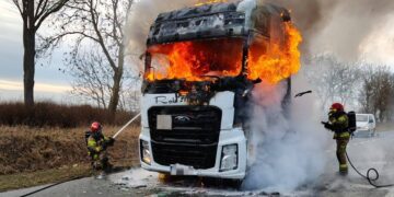 Pożar ciągnika siodłowego na drodze wojewódzkiej nr 119