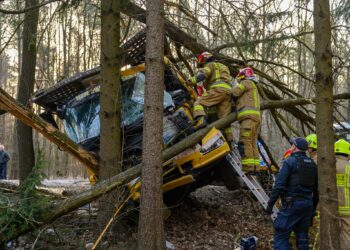 Wypadek na DK19. Kierowca uwięziony w kabinie
