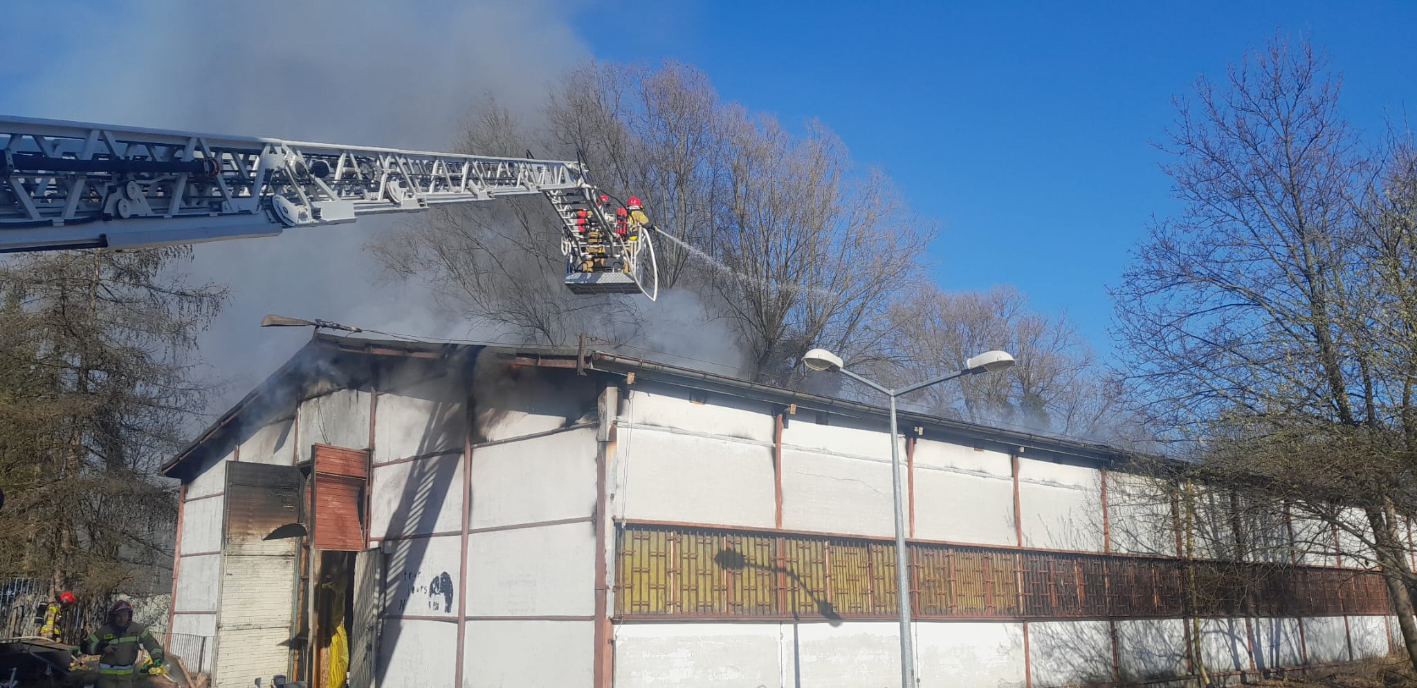 Pożar hali magazynowej przy szpitalu we Wrocławiu
