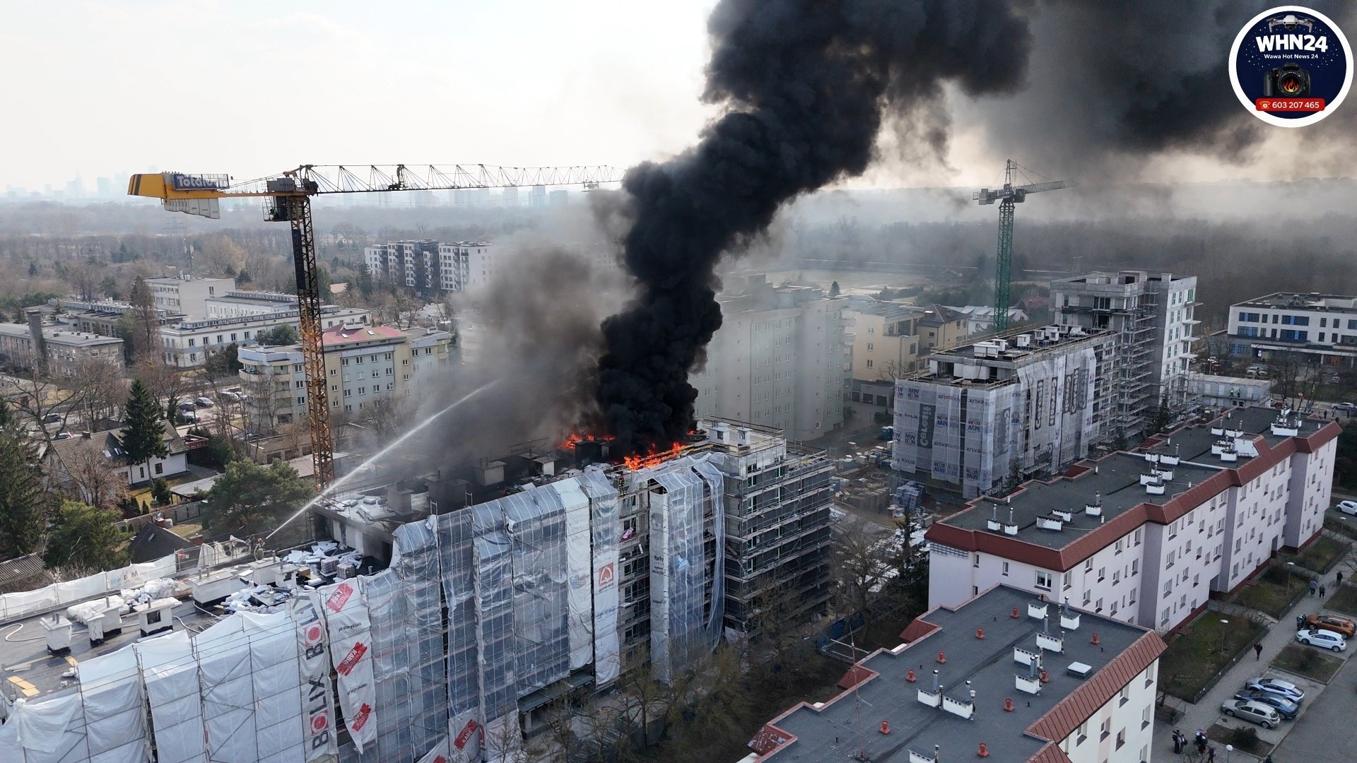 Pożar elewacji budynku. W akcji prawie 20 zastępów