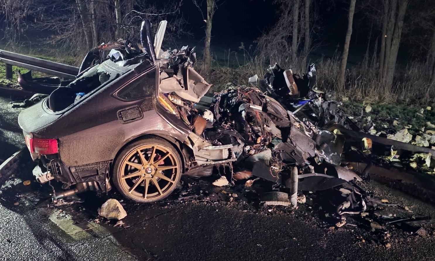 Samochód rozerwany na kawałki. Nie żyje 19-latek