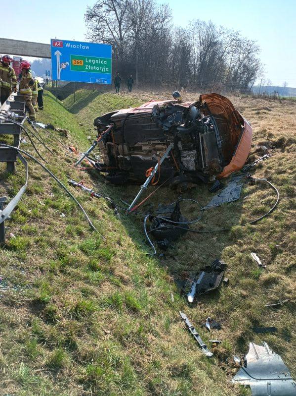 Dachowanie na A4. Kobieta trafiła do szpitala