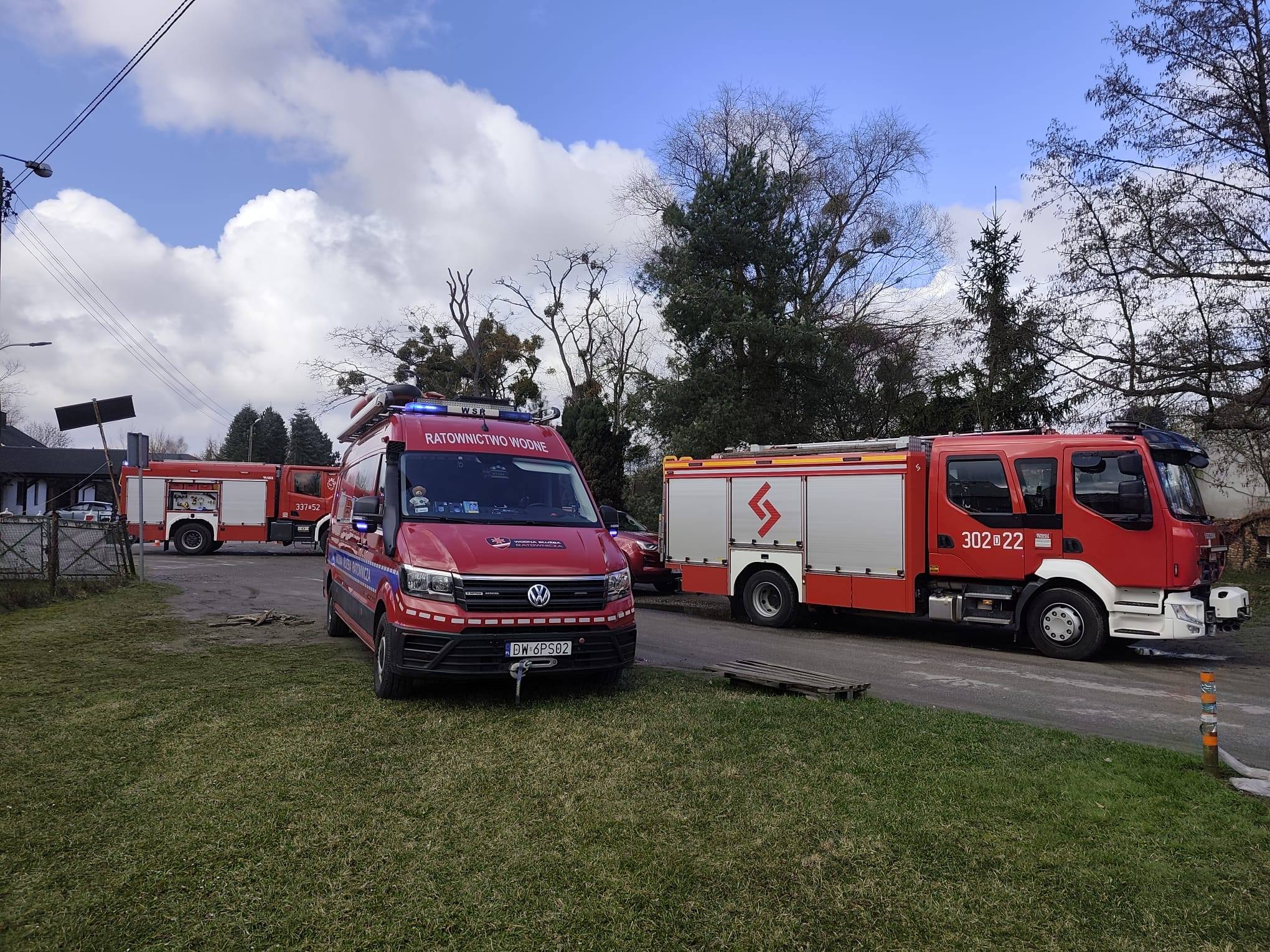 Samochód w rzece, kierowcy brak. Akcja służb pod Wrocławiem