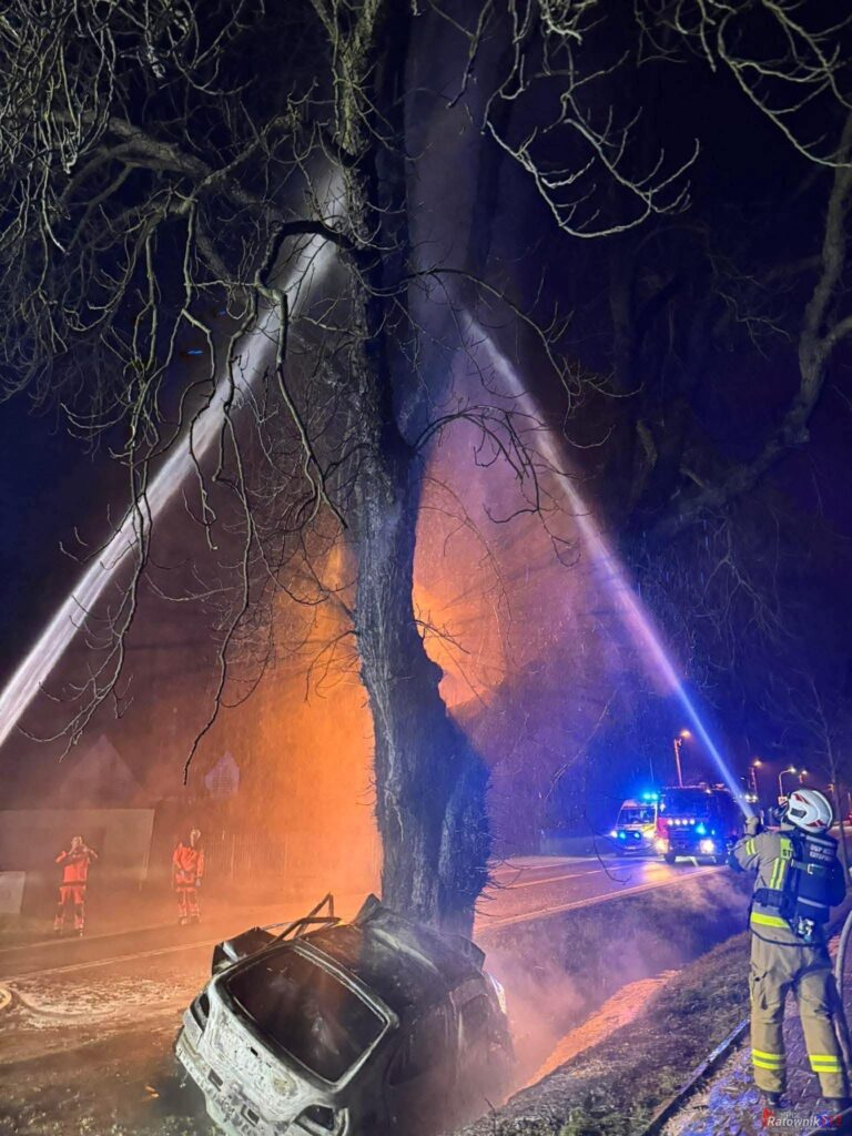 Osobówka spłonęła po uderzeniu w drzewo. Tragedia w Krakowie