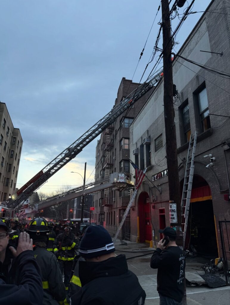 Pożar w remizie strażackiej w Nowym Jorku. Ranni strażacy