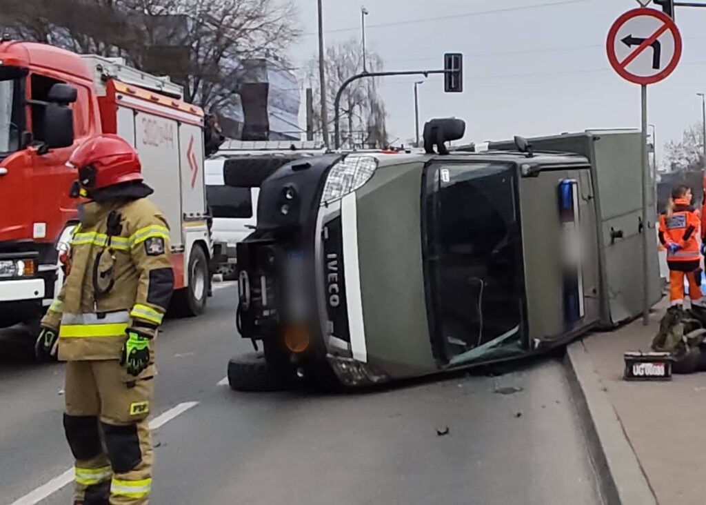 Zderzenie pojazdów w Krakowie. Pojazd saperski na boku