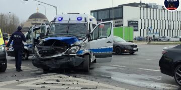 Radiowóz uderzył w osobówkę. Policjanci trafili do szpitala