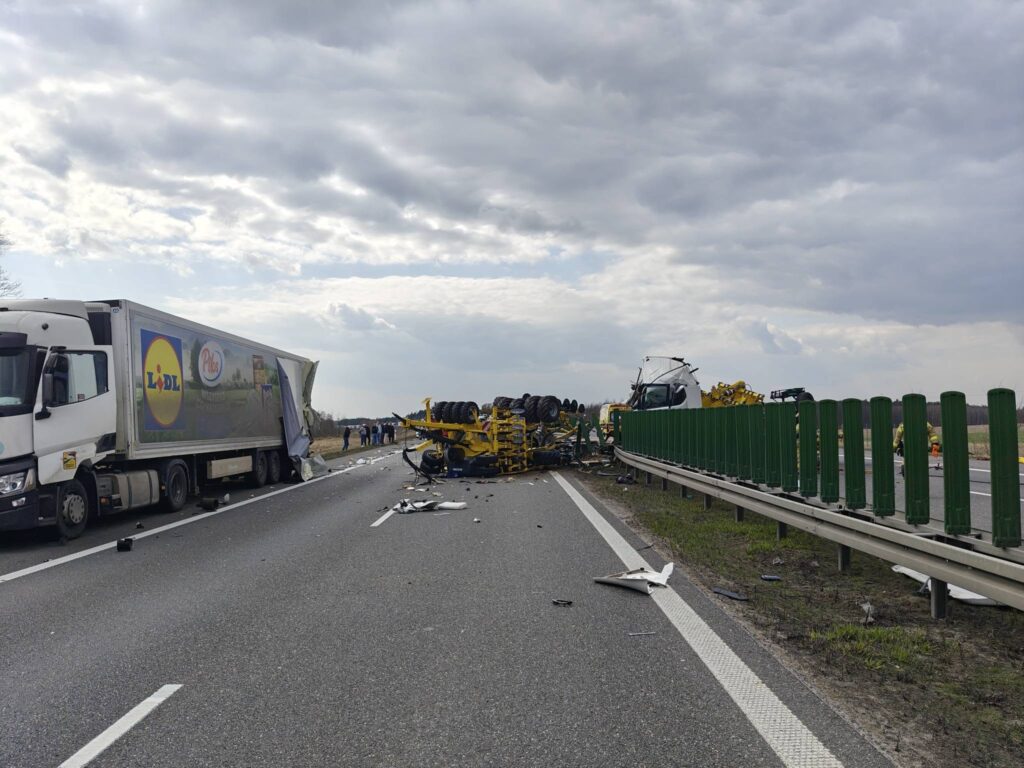 Zderzenie ciężarówek na S8. Kierowca miał dużo szczęścia