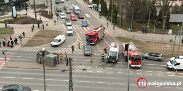 Zderzenie pojazdów w Krakowie. Pojazd saperski na boku