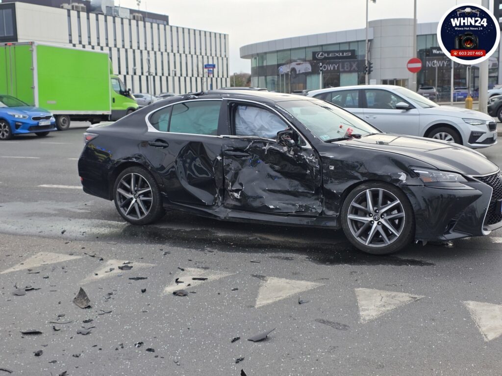 Radiowóz uderzył w osobówkę. Policjanci trafili do szpitala