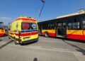 Zderzenie tramwaju z autobusem w Warszawie. Są ranni