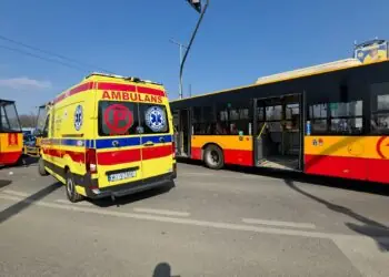 Zderzenie tramwaju z autobusem w Warszawie. Są ranni