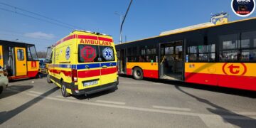 Zderzenie tramwaju z autobusem w Warszawie. Są ranni