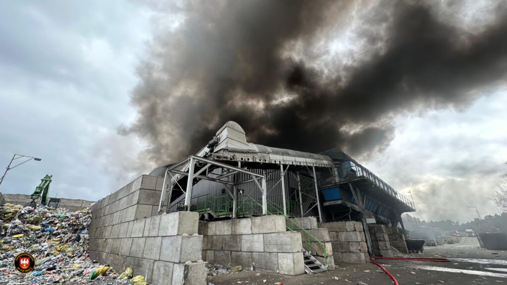 Chojnica. Na składowisku odpadów płonie hala
