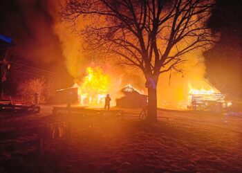 Duży pożar budynków w miejscowości Siwiki