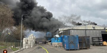 Chojnica. Na składowisku odpadów płonie hala