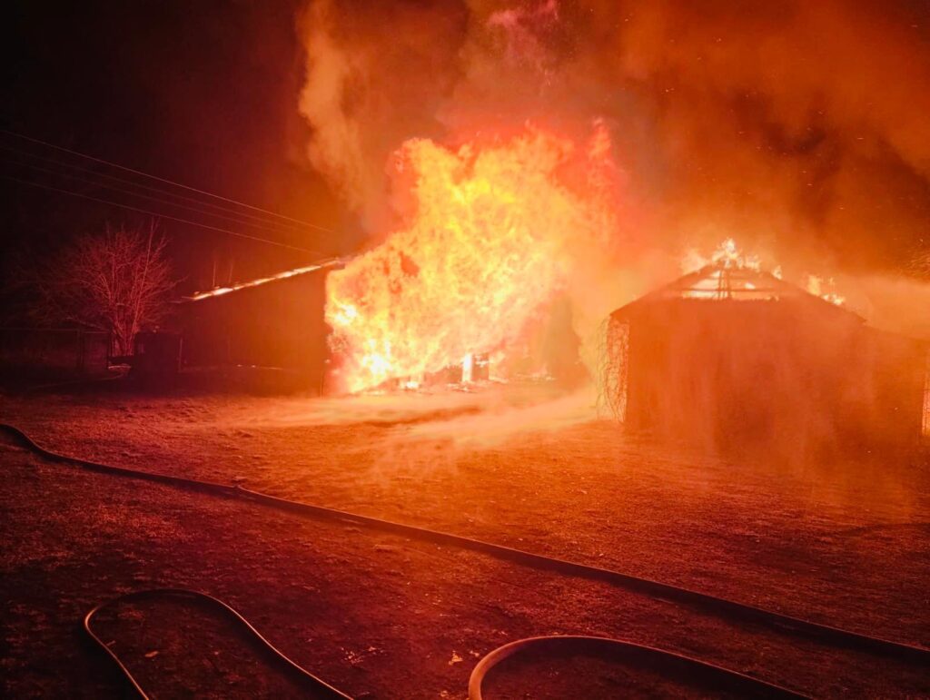Duży pożar budynków w miejscowości Siwiki