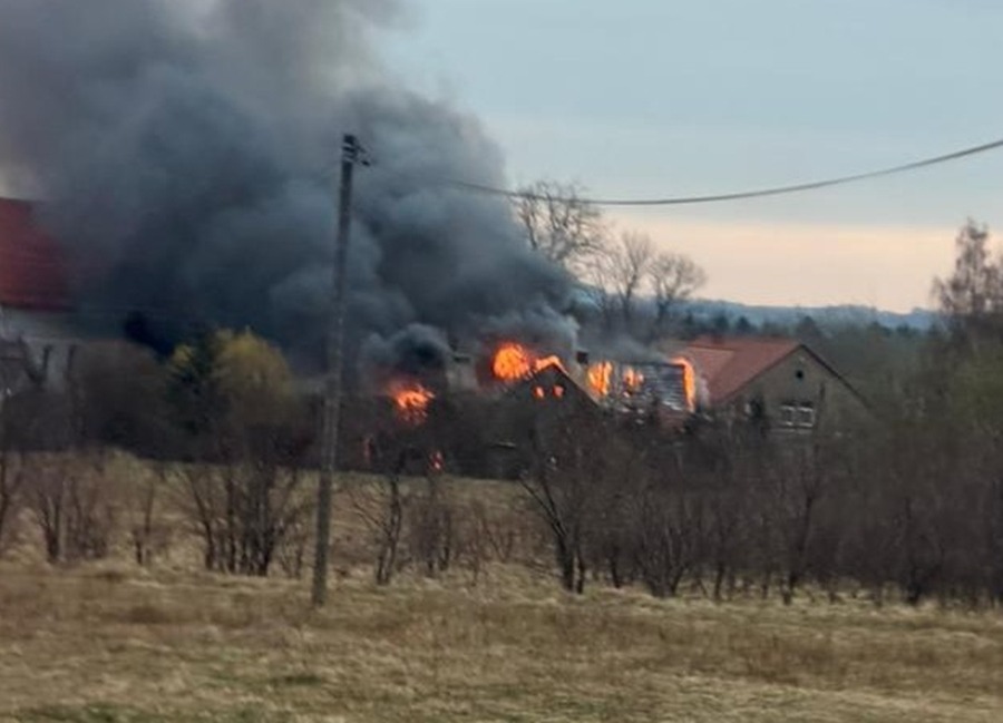 Duży pożar w Wolimierzu. Trwa walka z ogniem
