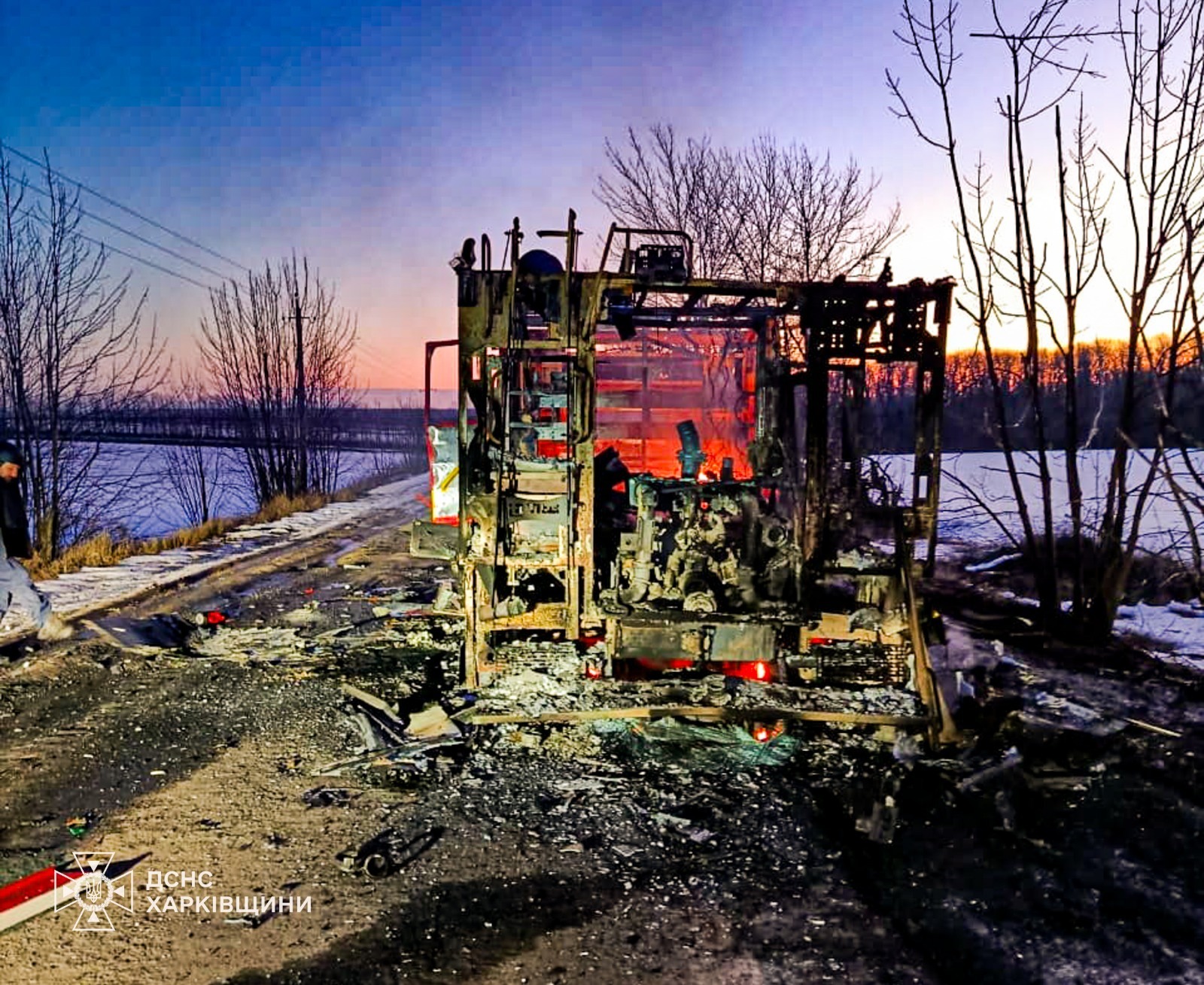 Atak rosyjskich dronów na strażaków. Wóz całkowicie zniszczony