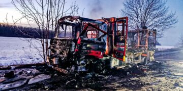 Atak rosyjskich dronów na strażaków. Wóz całkowicie zniszczony