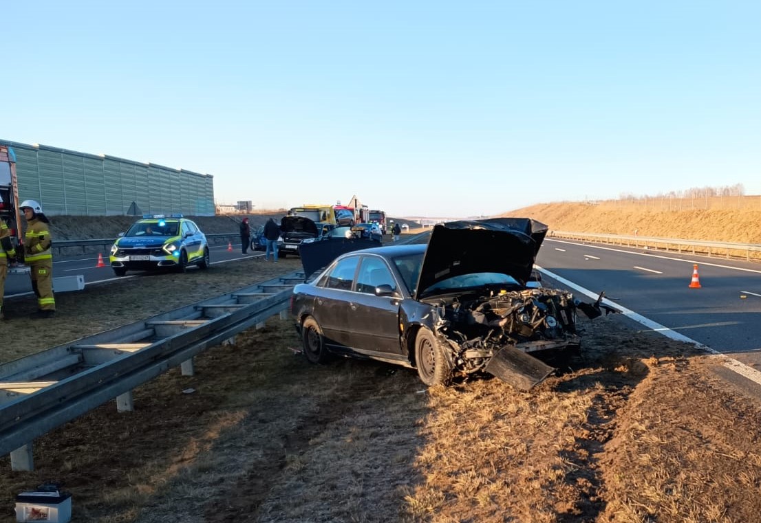 Seria na S7. W trakcie działań w wóz strażacki uderzyła osobówka