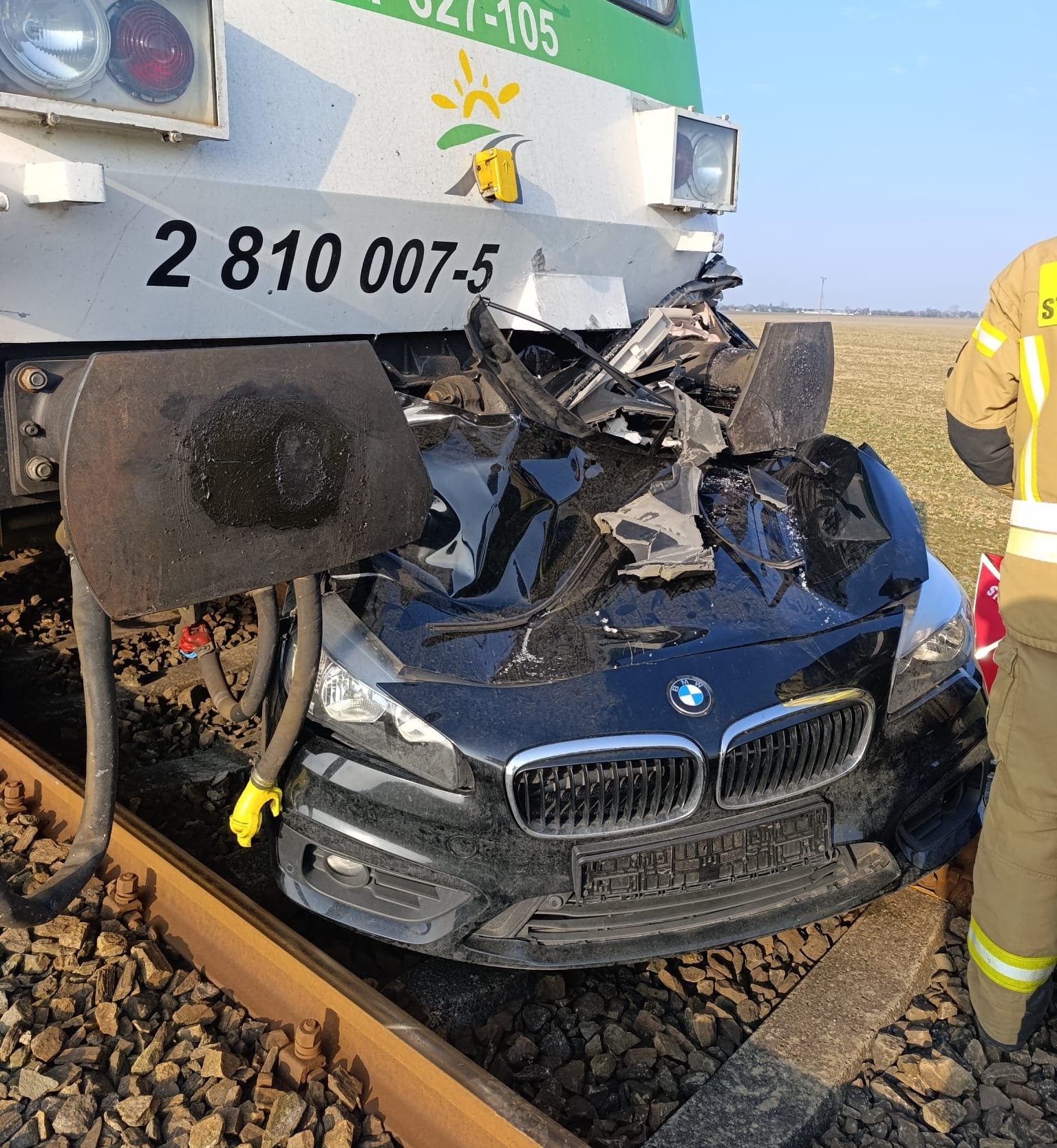 Osobówka zmiażdżona przez pociąg. Kobieta nie miała szans