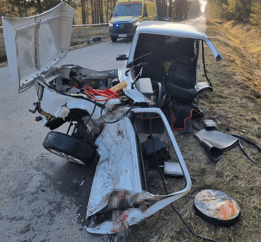„Maluch” rozpadł się na dwie części. Są ranni