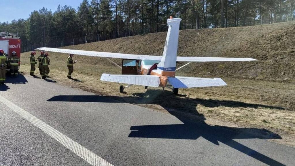 Awaryjne lądowanie awionetki na autostradzie A1