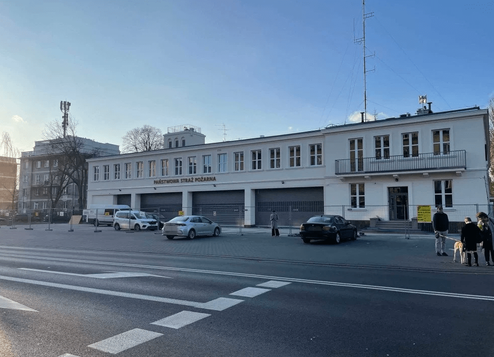 ‘Parking’ przed strażnicą JRG w Warszawie. Odholowane samochody i mandaty